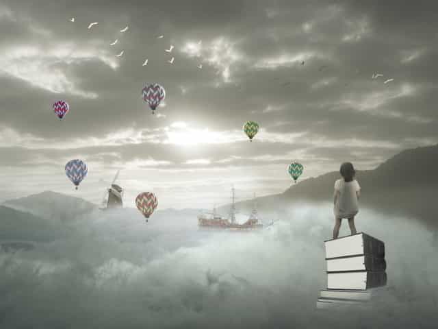 雲の上からはるか遠くを見る少女