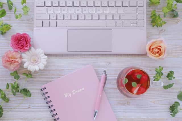 ブログを書くためのパソコンとノート