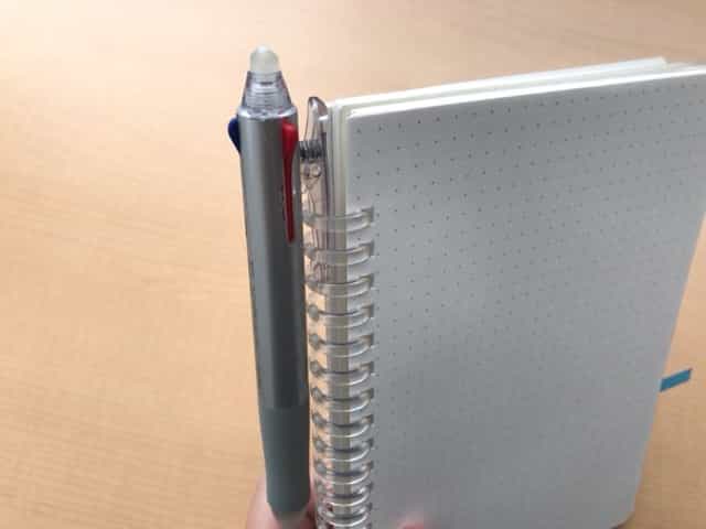 リヒトラブのツイストノートのリングペンが挿せるから持ち歩きに便利